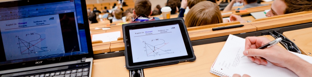 Studierende mit Laptop im HÃ¶rsaal